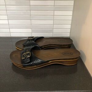 Dr. Scholl’s black wooden clog slides 🍋